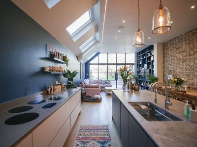 Stunning 5-Bedroom House in Queens Park