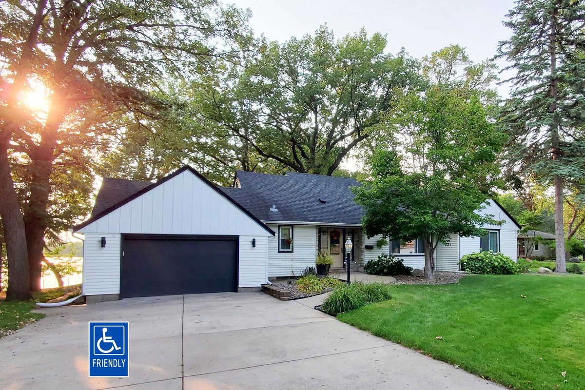 Lakefront House w/ Sauna & comfy King bed!