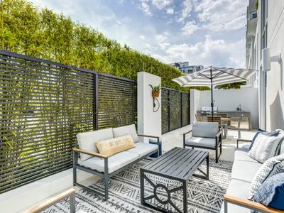 Stunning 2 bedroom townhouse – STEPS to the beach!