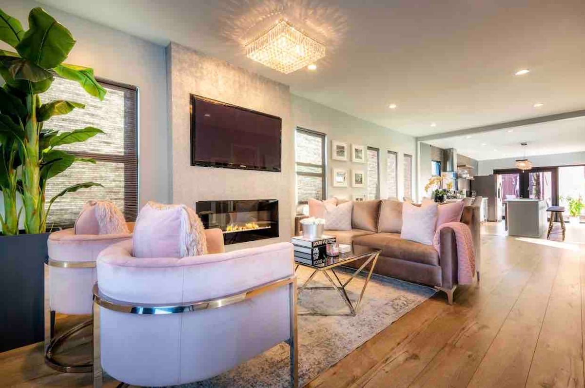 Heated Hot Tub & Pool Oasis In Cozy Home gallery image 3