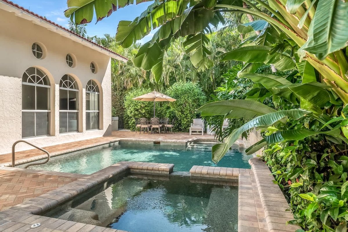 Casa Captiva – 5 BR Villa, Steps to Beach