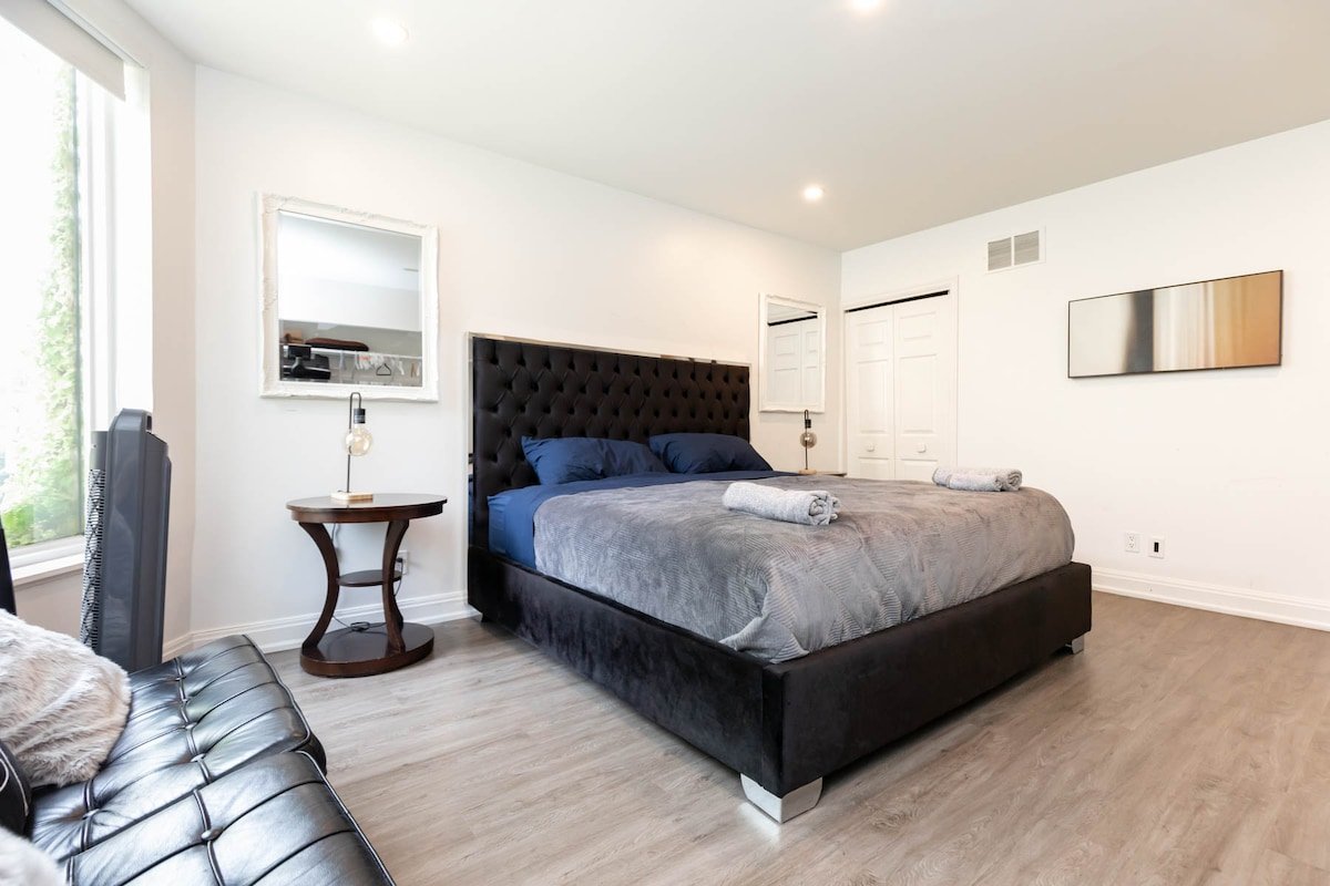 Downtown Victorian close to the Eaton Centre gallery image 5