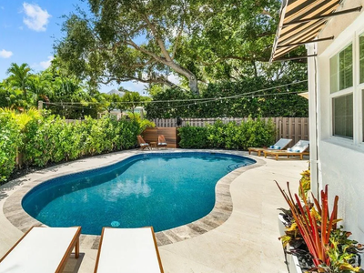 WALK to Las Olas sleeps 8 Pool