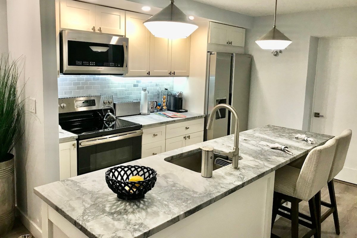 SUPER HOST- 220 5 star reviews Gorgeous 2bed 2bath gallery image 4