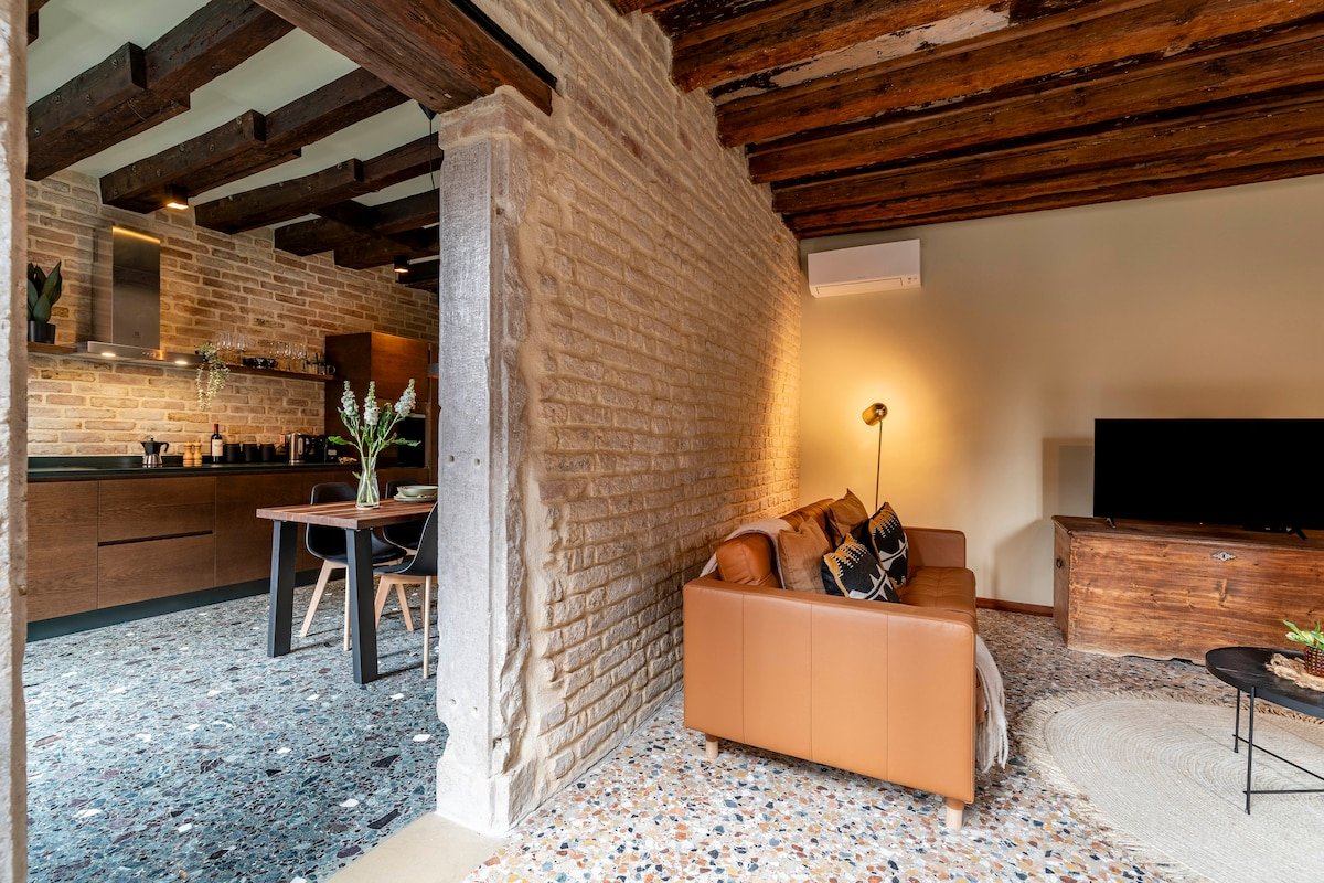 Stunning & super stylish canal-side 5*apartment! gallery image 5