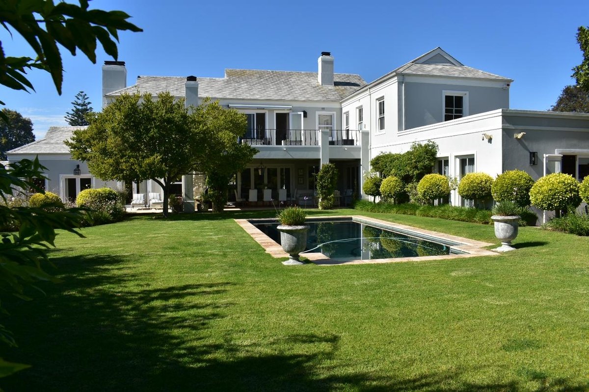 Peaceful villa with lush garden and mountain view