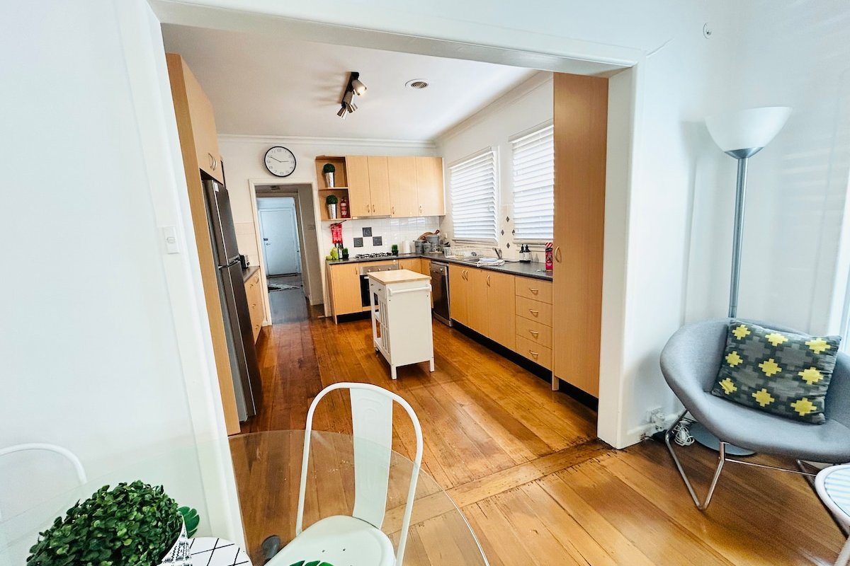 ABODE ON ADENEY /FREE WIFI / pet friendly !! gallery image 4