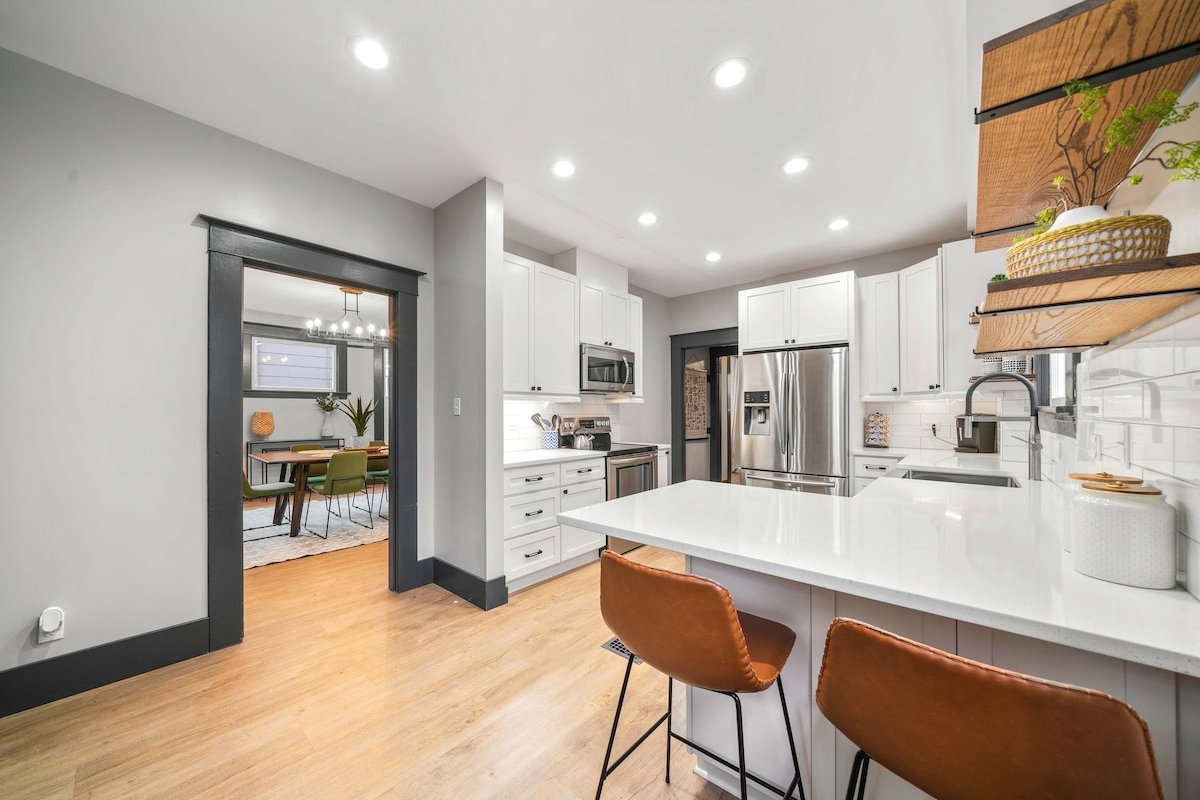 2BR House on Belmont – Parking – Fast Wifi gallery image 5