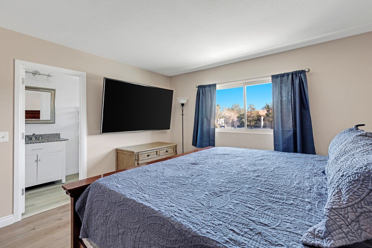 Epic 5BR Vegas Oasis: Huge Pool, All Amenities! gallery image 5