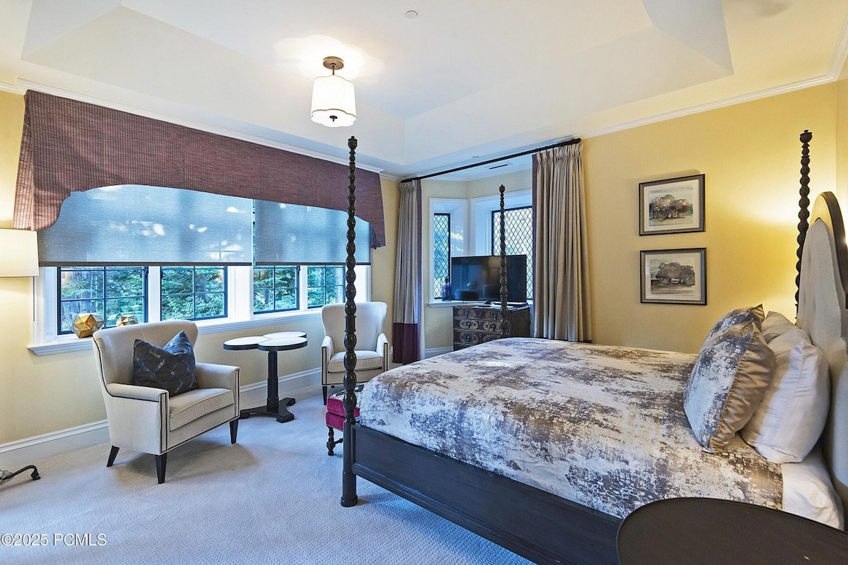 Luxury Colony Ski Castle, Perfect for Ski, Family gallery image 5