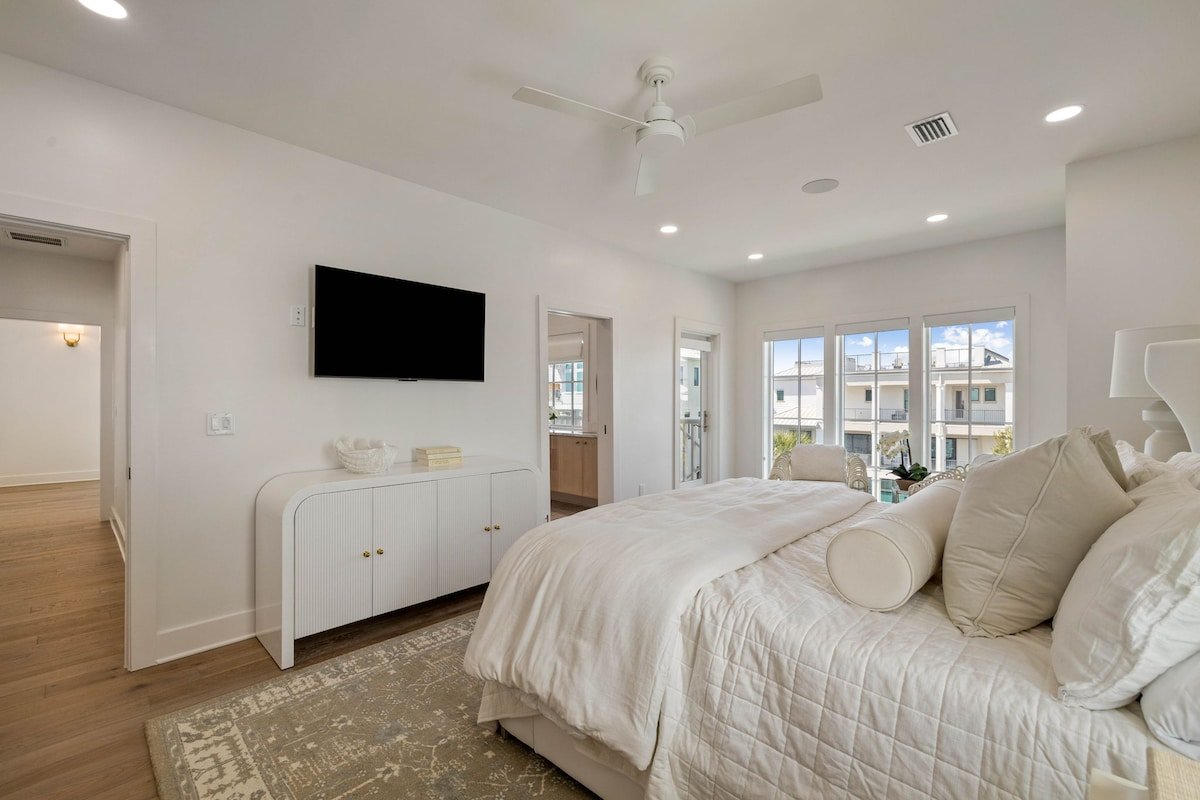 Sleeps 20! LakeFront! LSV, Pool,Walk 2 Beach, Pets gallery image 3