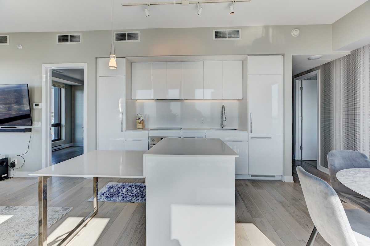 Dream Home Retreat – 43rd Floor Spectacular View gallery image 5