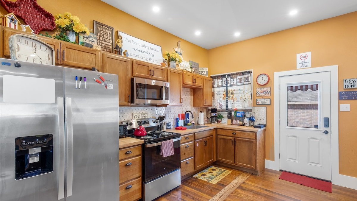 Patriot Outpost – Sleeps 8 – Just 3/4 Mile from St gallery image 5