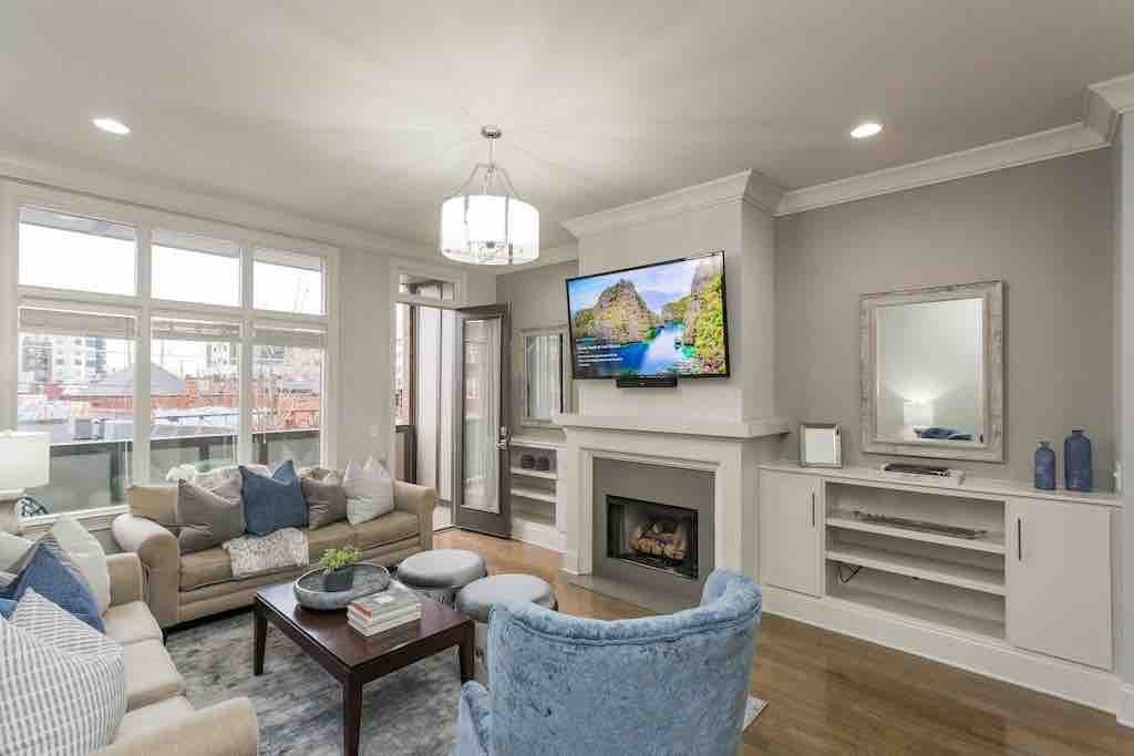 The City House – 1 mile to Broadway/Sleeps 12! gallery image 5