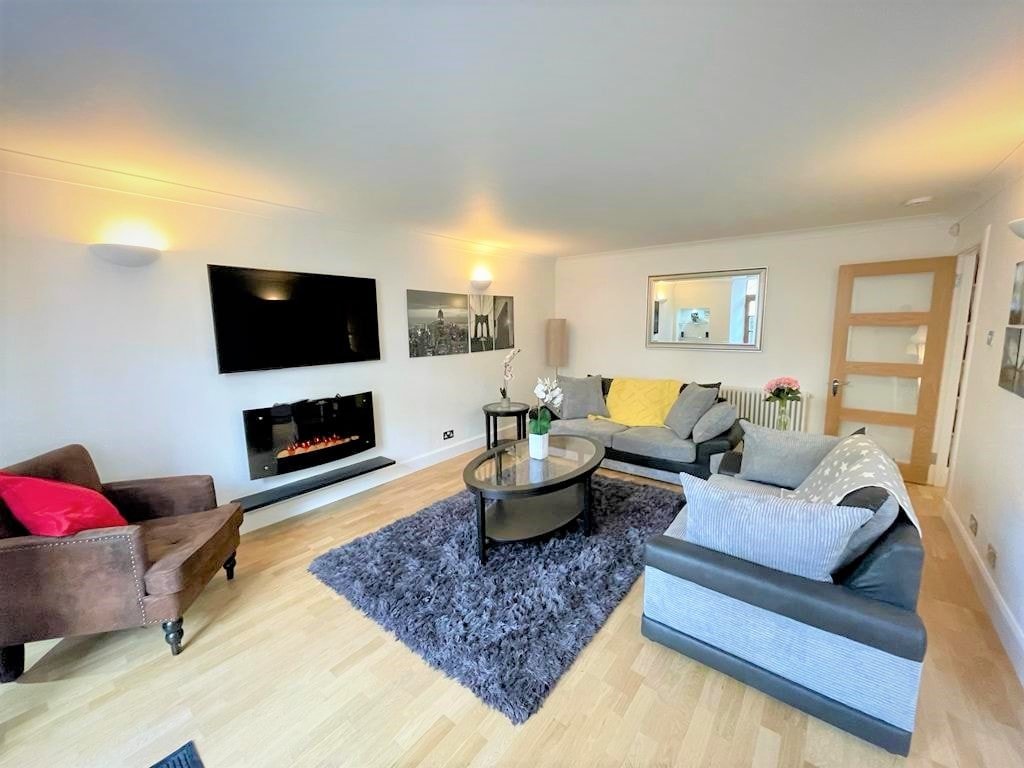 Elite 3 Bed New Town Apt w/ Private Walled Garden gallery image 2