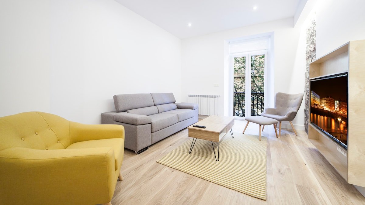 NEW Central Boutique Apartment 6 pax! gallery image 4