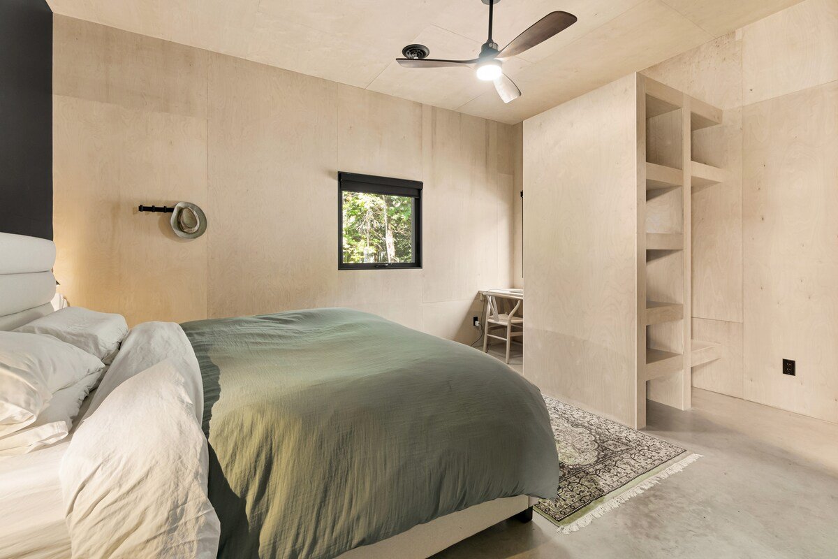 Modern Luxury Cottage | Sauna, Hot Tub, Lakefront gallery image 3