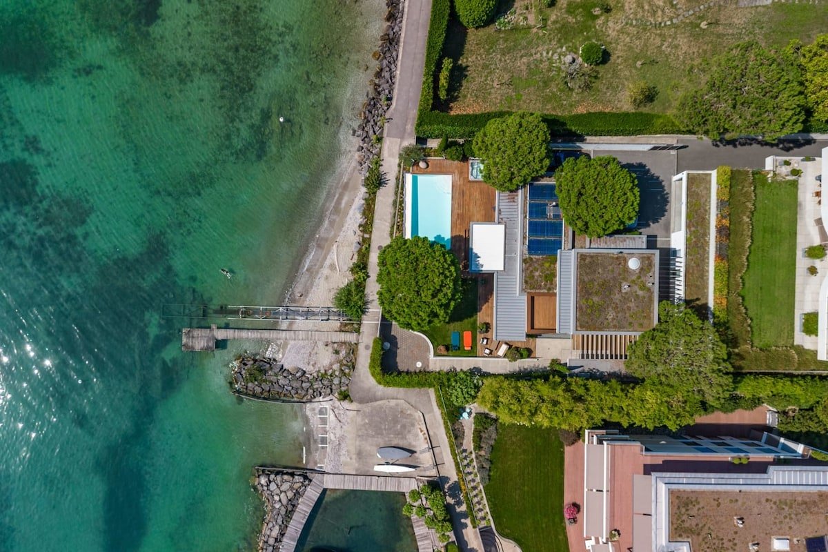 Lausanne area Luxurious 4-Bedroom Lakefront Villa gallery image 4