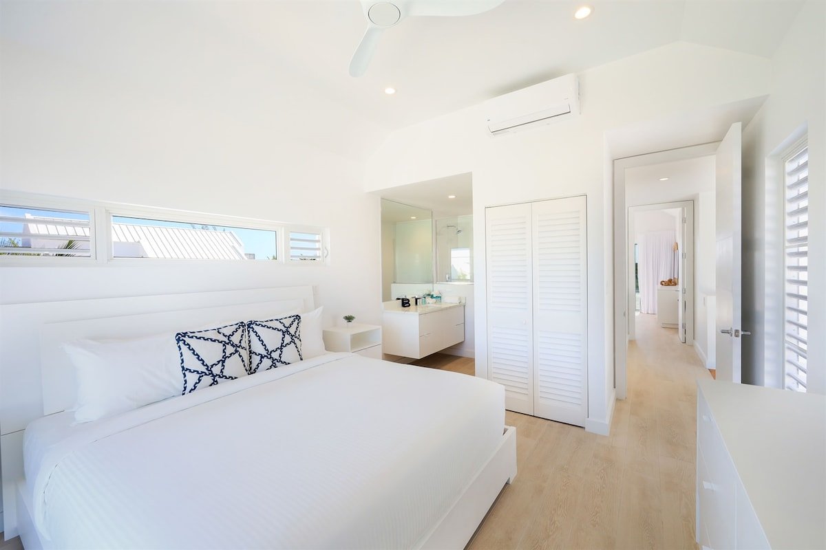 Sea La Vie: NEW Villa w/Pool, Walk to the Beach gallery image 2