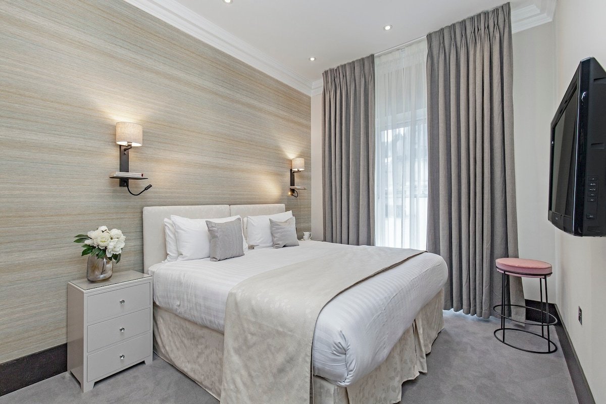South Kensington – Deluxe 3 Bedroom Apartment gallery image 5