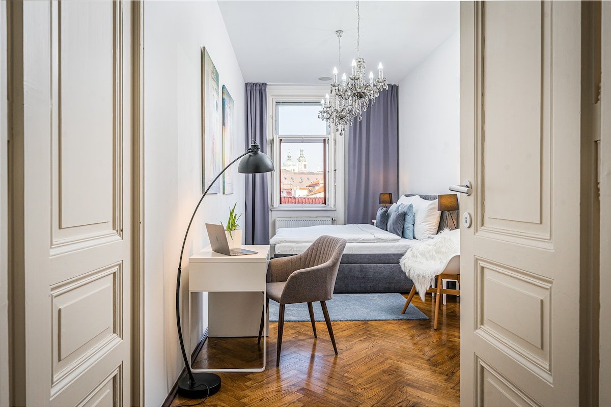 6BR 4,5bath Golden Old Town BBQ & Castle V!EWS gallery image 4