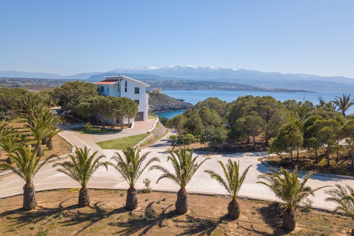 Villa del Mare, built on the edge of the sea gallery image 5