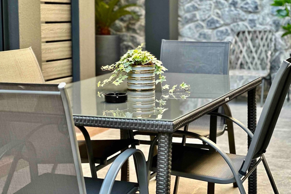 T&T – Modern & Stylish Retreat gallery image 5