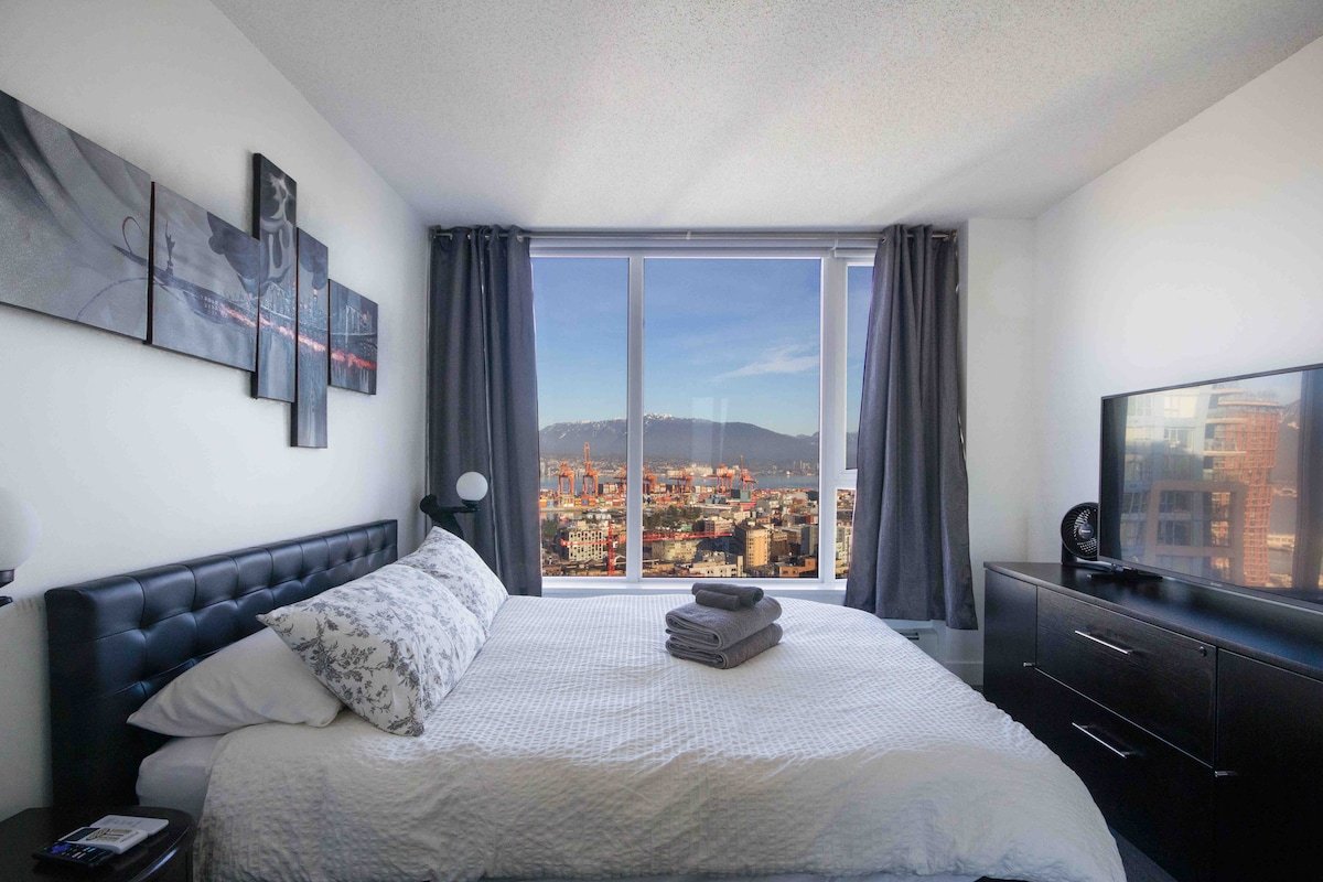 35th floor City/Water views DT Vancouver+Parking! gallery image 4