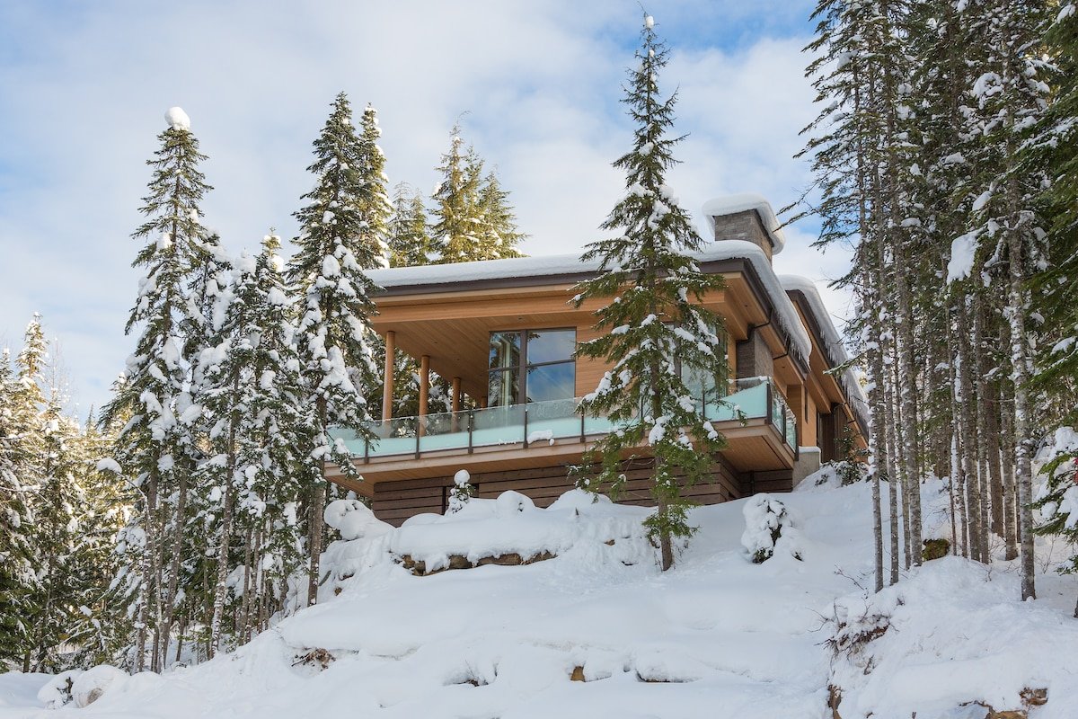 Alpine retreat w/ ski access & firepit