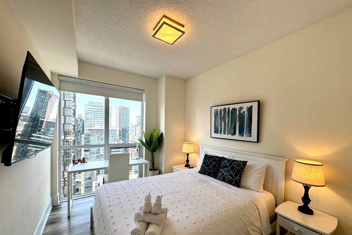 DTRogersCenter 3BD2BA king bed Parking Lakeview gallery image 4