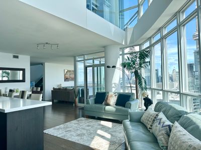 2-storey Penthouse w/2 parking and lake/city views