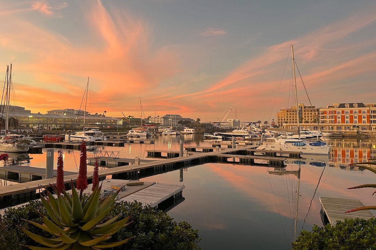 Outstanding V&A Marina Waterfront Marina villa gallery image 3