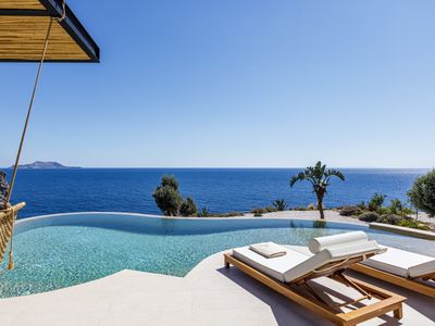 Domus Mare II – Sea views, private cove, hot tub!