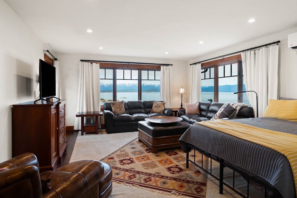 Stunning 3-BR Lakeview Home on Craggy Cliff gallery image 2