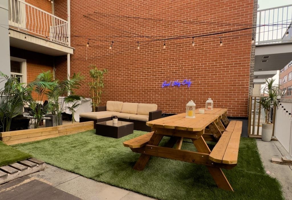 Stylish 5BR – Patio – Top Location- sleeps 17 gallery image 3