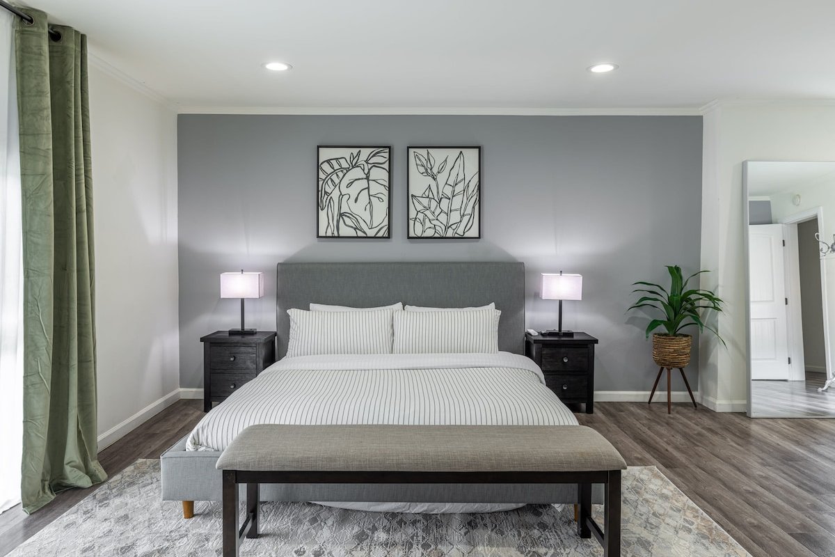 Luxury Oasis: Heated Pool & Home Theater gallery image 5