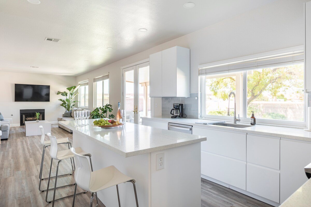 Modern 5BR Escape w/ Pool & Spa – 7 Min to Strip gallery image 5