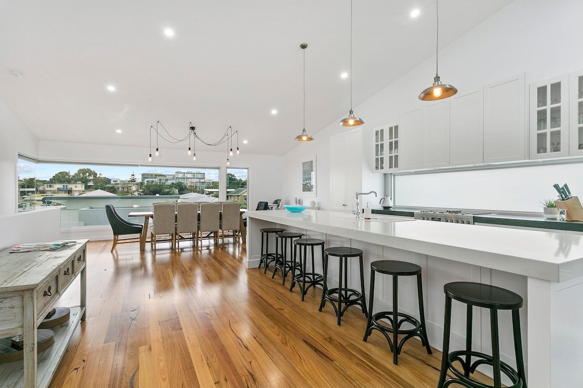 LUXURY LIVING ONLY 200M FROM BEACH & TOWN CENTRE!! gallery image 3