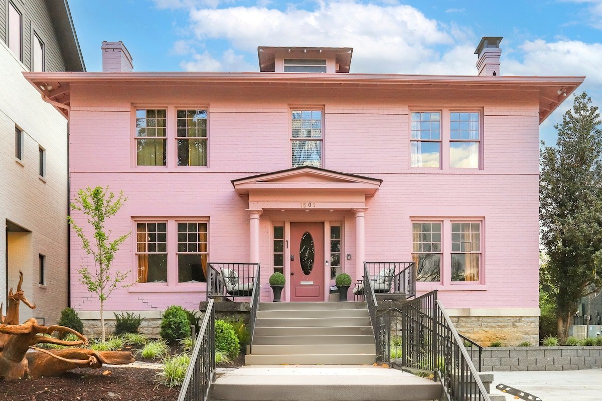 The Pink House w Hot Tub + 1.5Mi to Broadway gallery image 2