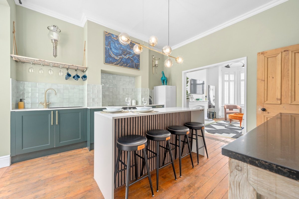 Large & Stylish Townhouse King Beds&free parking gallery image 3