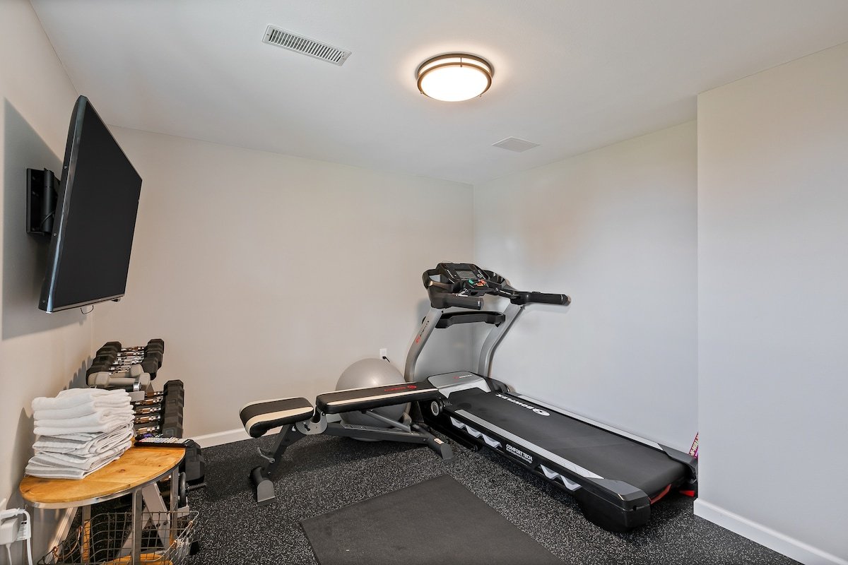 Luxury Water View 6BR Retreat with Hot Tub and Gym gallery image 5