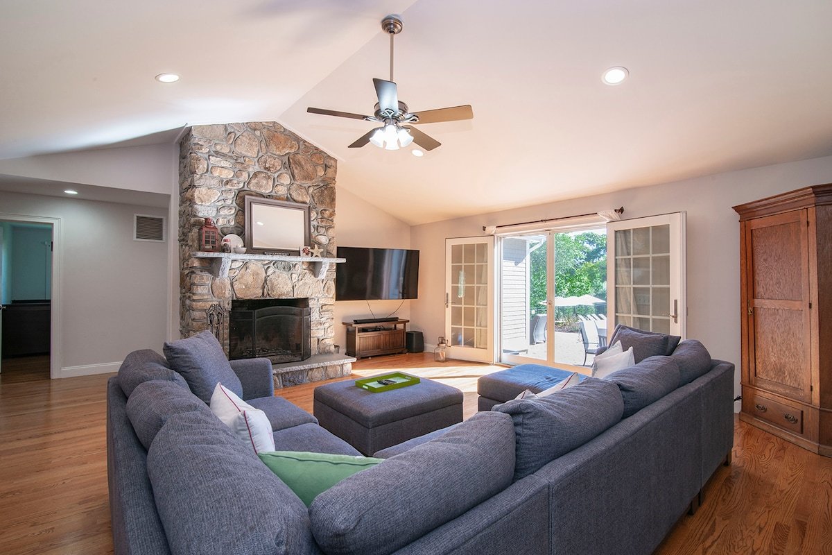 Gorgeous Pool Oasis gallery image 3