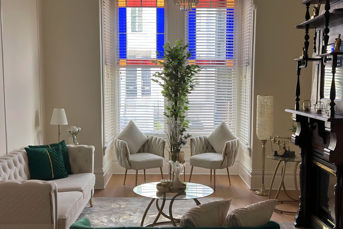 Modern Victorian retreat in downtown SF + Cinema gallery image 3