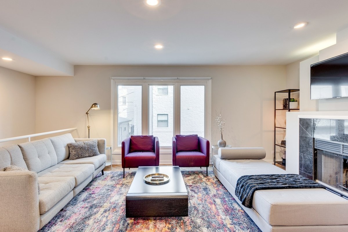 Upscale 4-Bedroom Townhouse w/Garage – LOCATION gallery image 2