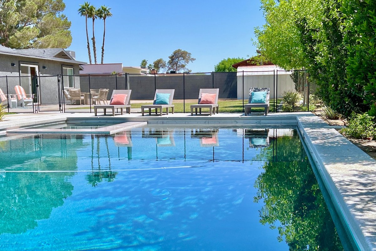 Huge Pool, Close to Everything gallery image 2