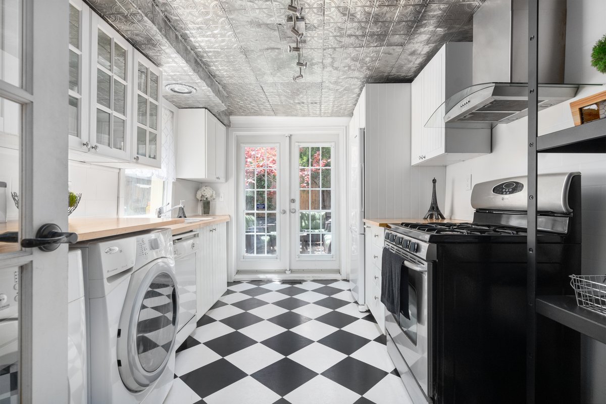 6 Bdrm + 5 Bthrm Heritage Home -Ideal for Students