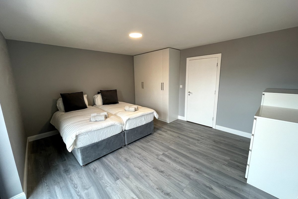 Central with a fantastic view of Henrietta St. gallery image 3