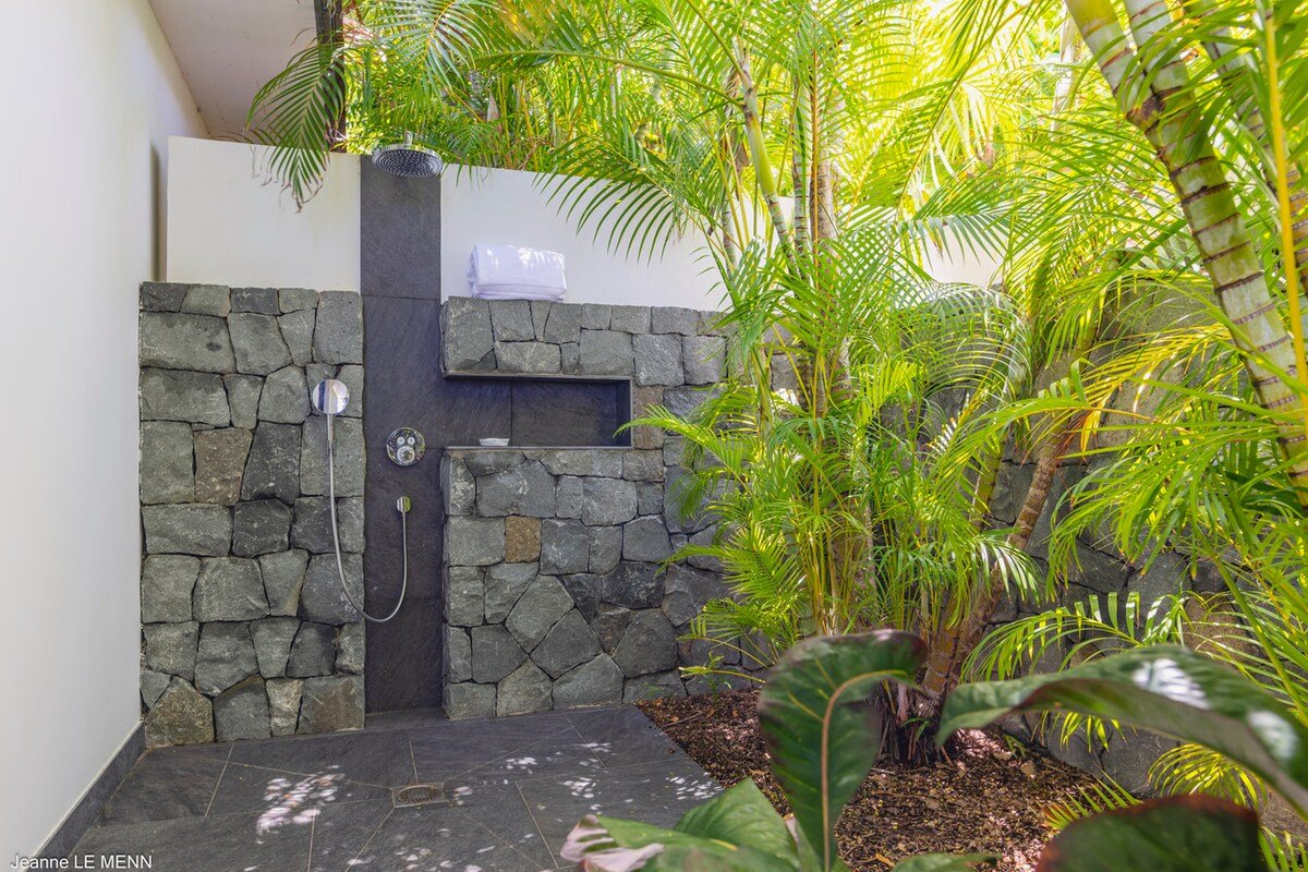 Roxane gallery image 5