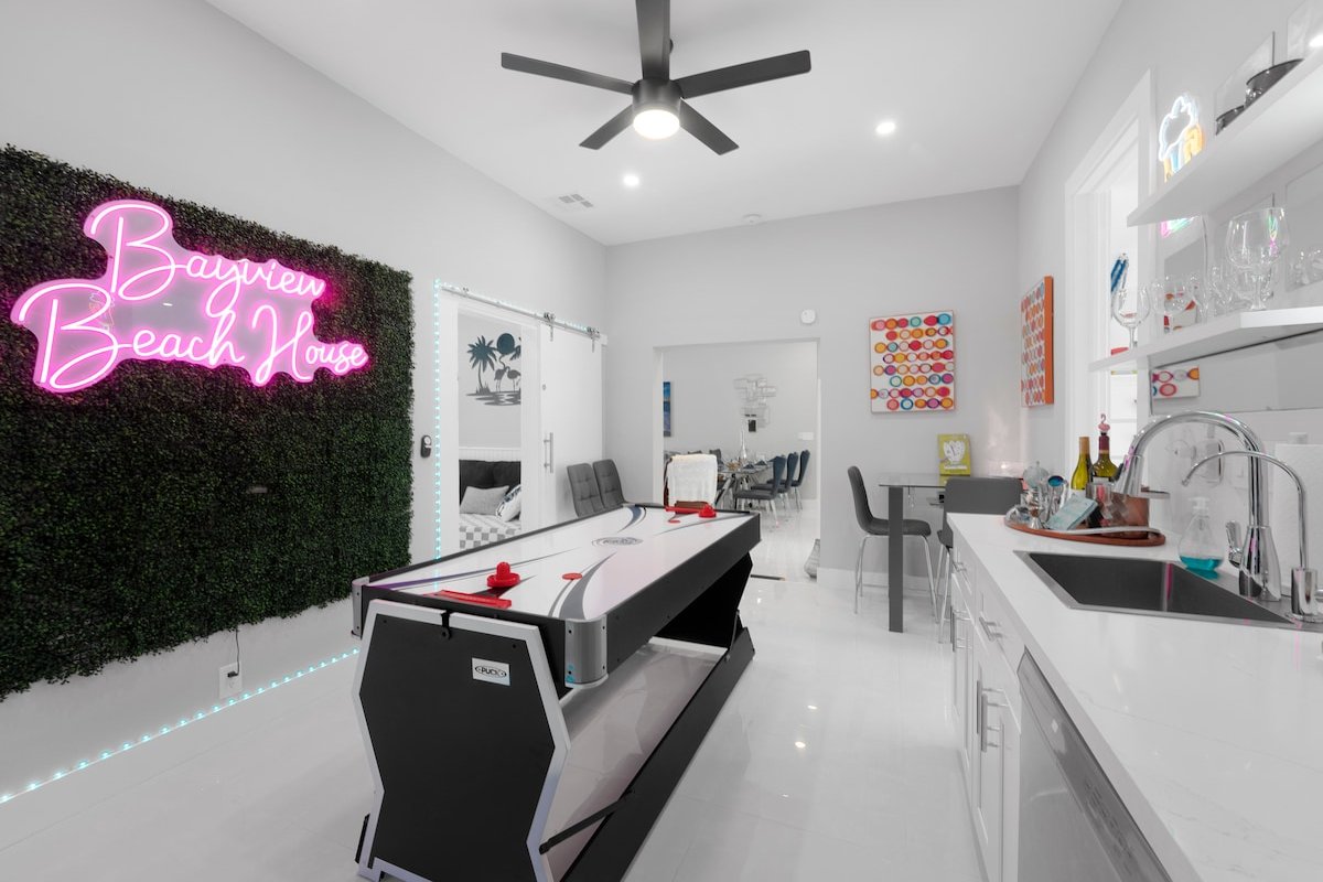 ~HUGE Pool, hot tub, 8 beds!~ 1 Mile from beach! gallery image 4