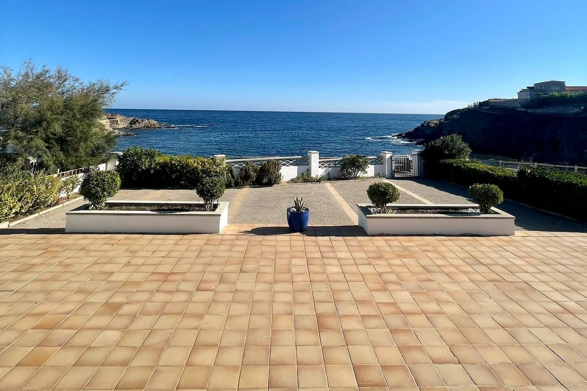 Amazing beachfront family home gallery image 2